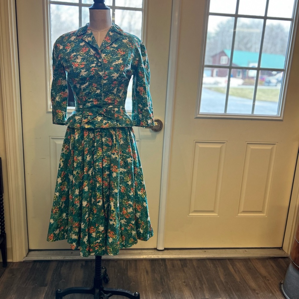 Exquisite vintage (50s) spring/summer suit in green floral fabric. Sz XXS